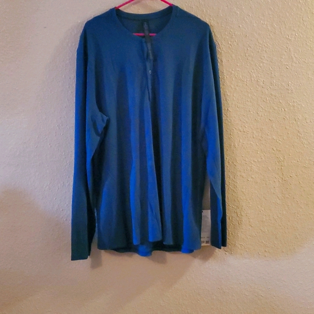 Lululemon woman's top